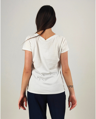 Modella indossa T-shirt Blossom con Fiore Applicato 