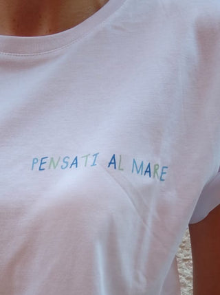 Modella indossa t-shirt Hangard con scritta "Pensati al mare"