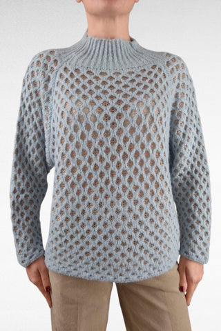 Maglione a collo lupetto con vestibilità squadrata e spalla raglan, che dona un tocco casual e moderno. Realizzato in tessuto caldo e morbido, perfetto per la stagione invernale.