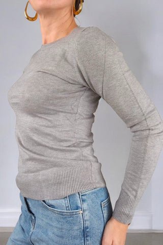 Maglione girocollo di peso medio, ideale per la mezza stagione e perfetto anche come sottogiacca. La vestibilità slim si adatta perfettamente alla silhouette, ma grazie al tessuto elasticizzato risulta comodo anche fino alla taglia 46.