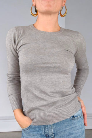 Maglione girocollo di peso medio, ideale per la mezza stagione e perfetto anche come sottogiacca. La vestibilità slim si adatta perfettamente alla silhouette, ma grazie al tessuto elasticizzato risulta comodo anche fino alla taglia 46.