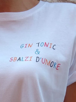 Modella indossa t-shirt Hangard con scritta "Gin tonic e sbalzi di umore