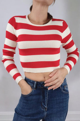 Maglione crop a manica lunga con classico girocollo. Caratterizzato da una stampa a righe, è perfetto per un look casual e moderno. Il taglio corto lo rende ideale da abbinare a pantaloni o gonne a vita alta.