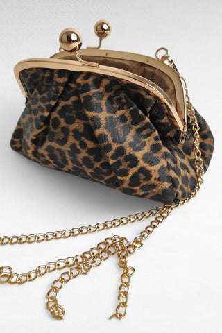 Elegante clutch in ecopelle con fantasia animalier, perfetta per aggiungere un tocco grintoso a qualsiasi outfit. La chiusura in metallo dorato dona un accento raffinato, mentre la possibilità di aggiungere la tracolla la rende versatile per un uso sia a mano che a spalla. Un accessorio di tendenza, ideale per completare look sia da giorno che da sera.