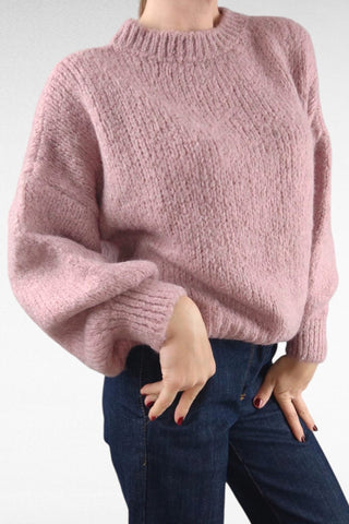 Maglione girocollo realizzato in tessuto morbido e caldo, con maniche leggermente a sbuffo e polsini aderenti. Un capo versatile e raffinato, ideale per aggiungere un tocco di eleganza ai look quotidiani.