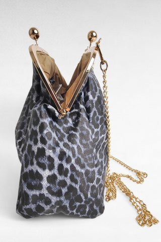 Elegante clutch in ecopelle con fantasia animalier, perfetta per aggiungere un tocco grintoso a qualsiasi outfit. La chiusura in metallo dorato dona un accento raffinato, mentre la possibilità di aggiungere la tracolla la rende versatile per un uso sia a mano che a spalla. Un accessorio di tendenza, ideale per completare look sia da giorno che da sera.