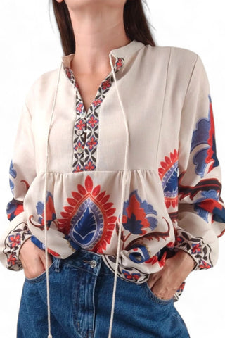 Modella indossa maglia boho-chic in fantasia