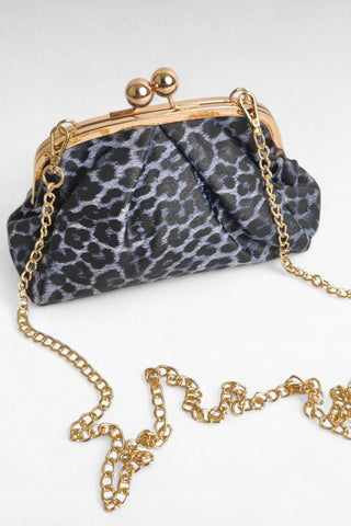 Elegante clutch in ecopelle con fantasia animalier, perfetta per aggiungere un tocco grintoso a qualsiasi outfit. La chiusura in metallo dorato dona un accento raffinato, mentre la possibilità di aggiungere la tracolla la rende versatile per un uso sia a mano che a spalla. Un accessorio di tendenza, ideale per completare look sia da giorno che da sera.