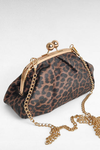 Elegante clutch in ecopelle con fantasia animalier, perfetta per aggiungere un tocco grintoso a qualsiasi outfit. La chiusura in metallo dorato dona un accento raffinato, mentre la possibilità di aggiungere la tracolla la rende versatile per un uso sia a mano che a spalla. Un accessorio di tendenza, ideale per completare look sia da giorno che da sera.