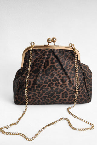 Elegante clutch in ecopelle con fantasia animalier, perfetta per aggiungere un tocco grintoso a qualsiasi outfit. La chiusura in metallo dorato dona un accento raffinato, mentre la possibilità di aggiungere la tracolla la rende versatile per un uso sia a mano che a spalla. Un accessorio di tendenza, ideale per completare look sia da giorno che da sera.