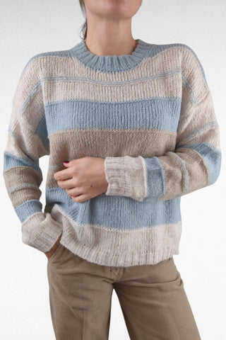 Maglione girocollo leggermente alto, con spalla scesa e vestibilità morbida. Realizzato in un tessuto caldo e soffice, ideale per le giornate più fresche, offre comfort e stile in ogni occasione.