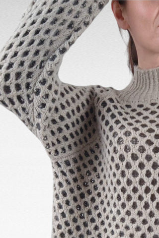 Maglione a collo lupetto con vestibilità squadrata e spalla raglan, che dona un tocco casual e moderno. Realizzato in tessuto caldo e morbido, perfetto per la stagione invernale.