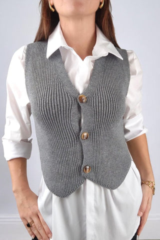 Gilet in maglia calda con chiusura a tre bottoni sul davanti, perfetto per aggiungere un tocco di comfort e stile ai tuoi look.