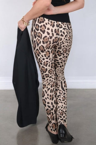 Leggings in fantasia animalier, realizzati in tessuto elasticizzato per garantire massimo comfort e libertà di movimento. Vita alta che valorizza la silhouette e assicura una vestibilità perfetta.