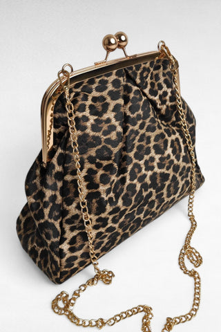 Elegante clutch in ecopelle con fantasia animalier, perfetta per aggiungere un tocco grintoso a qualsiasi outfit. La chiusura in metallo dorato dona un accento raffinato, mentre la possibilità di aggiungere la tracolla la rende versatile per un uso sia a mano che a spalla. Un accessorio di tendenza, ideale per completare look sia da giorno che da sera.