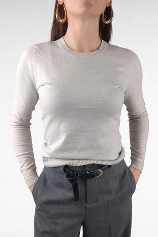 Maglione girocollo di peso medio, ideale per la mezza stagione e perfetto anche come sottogiacca. La vestibilità slim si adatta perfettamente alla silhouette, ma grazie al tessuto elasticizzato risulta comodo anche fino alla taglia 46.