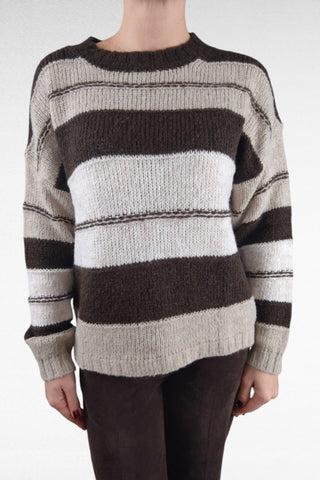 Maglione girocollo leggermente alto, con spalla scesa e vestibilità morbida. Realizzato in un tessuto caldo e soffice, ideale per le giornate più fresche, offre comfort e stile in ogni occasione.