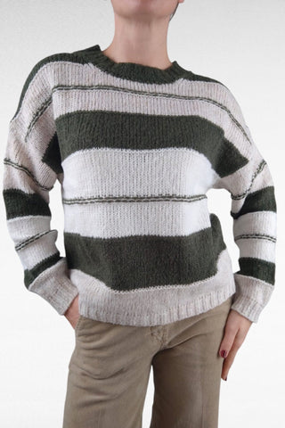 Maglione girocollo leggermente alto, con spalla scesa e vestibilità morbida. Realizzato in un tessuto caldo e soffice, ideale per le giornate più fresche, offre comfort e stile in ogni occasione.