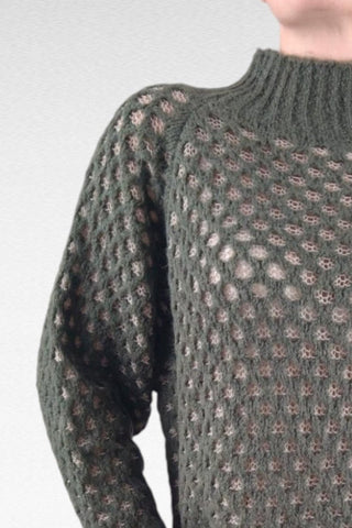 Maglione a collo lupetto con vestibilità squadrata e spalla raglan, che dona un tocco casual e moderno. Realizzato in tessuto caldo e morbido, perfetto per la stagione invernale.