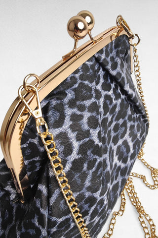 Elegante clutch in ecopelle con fantasia animalier, perfetta per aggiungere un tocco grintoso a qualsiasi outfit. La chiusura in metallo dorato dona un accento raffinato, mentre la possibilità di aggiungere la tracolla la rende versatile per un uso sia a mano che a spalla. Un accessorio di tendenza, ideale per completare look sia da giorno che da sera.