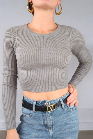 Maglione girocollo corto con maniche lunghe, realizzato in tessuto a costine con un leggero accenno di lurex che dona un tocco di luminosità. Ideale per creare look moderni e femminili, perfetto da abbinare a pantaloni a vita alta o gonne.