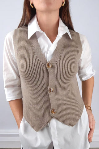 Gilet in maglia calda con chiusura a tre bottoni sul davanti, perfetto per aggiungere un tocco di comfort e stile ai tuoi look.