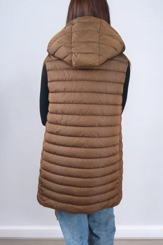 Cappotto lungo con collo classico a revers, chiusura con bottoni automatici e cintura in vita. Dotato di un'imbottitura interna staccabile, che può essere utilizzata separatamente come gilet con cappuccio. Presenta tasche e polsini realizzati nello stesso tessuto imbottito del gilet, rendendolo un capo versatile e adatto a diverse temperature.