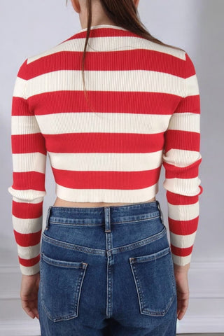 Maglione crop a manica lunga con classico girocollo. Caratterizzato da una stampa a righe, è perfetto per un look casual e moderno. Il taglio corto lo rende ideale da abbinare a pantaloni o gonne a vita alta.