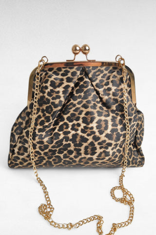  Elegante clutch in ecopelle con fantasia animalier, perfetta per aggiungere un tocco grintoso a qualsiasi outfit. La chiusura in metallo dorato dona un accento raffinato, mentre la possibilità di aggiungere la tracolla la rende versatile per un uso sia a mano che a spalla. Un accessorio di tendenza, ideale per completare look sia da giorno che da sera.