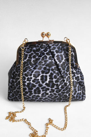 Elegante clutch in ecopelle con fantasia animalier, perfetta per aggiungere un tocco grintoso a qualsiasi outfit. La chiusura in metallo dorato dona un accento raffinato, mentre la possibilità di aggiungere la tracolla la rende versatile per un uso sia a mano che a spalla. Un accessorio di tendenza, ideale per completare look sia da giorno che da sera.