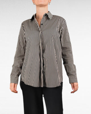 Camicia bianca dal taglio over, leggermente più lunga sul retro. E' il capo ideale per uno stile sofisticato e versatile, perfetto per diverse occasioni.