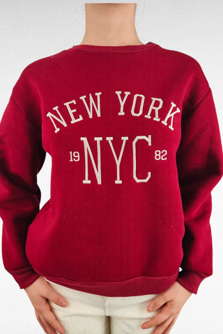 Felpa girocollo in tessuto felpato con stampa frontale "NYC". Perfetta per un look casual e confortevole, aggiunge un tocco di stile urbano.