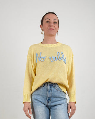 Modella indossa maglione No Vabbè