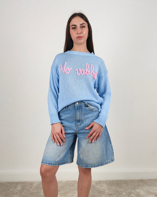 Modella indossa Bermuda Denim Destroied