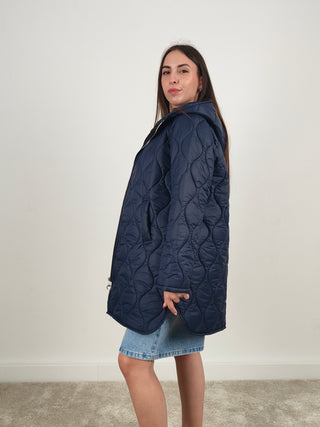 Modella indossa Giubbino Rain 100 Grammi