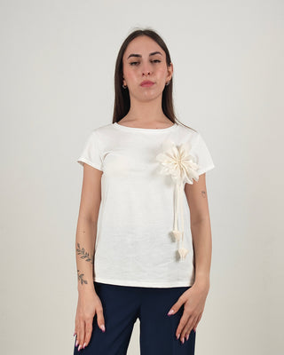 Modella indossa T-shirt Blossom con Fiore Applicato 