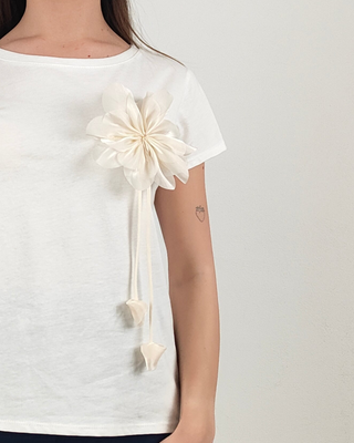 Modella indossa T-shirt Blossom con Fiore Applicato 