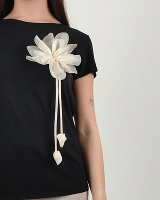 Modella indossa T-shirt Blossom con Fiore Applicato 