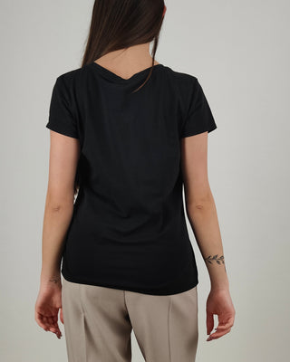 Modella indossa T-shirt Blossom con Fiore Applicato 