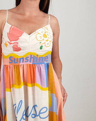 Modella indossa Abito Summer Sunshine