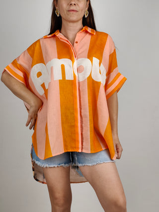 Modella indossa Camicia Over Amour