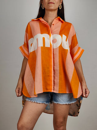 Modella indossa Camicia Over Amour