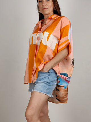 Modella indossa Camicia Over Amour
