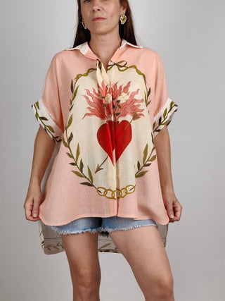 Modella indossa Camicia Over Cupido Love