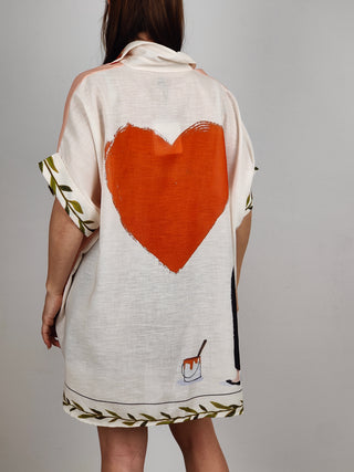 Modella indossa Camicia Over Cupido Love