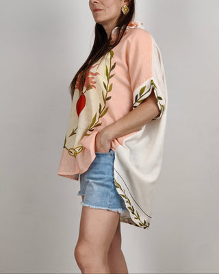 Modella indossa Camicia Over Cupido Love