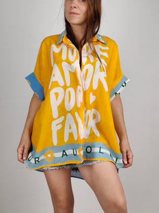 Modella indossa Camicia Over More Amor Por Amor