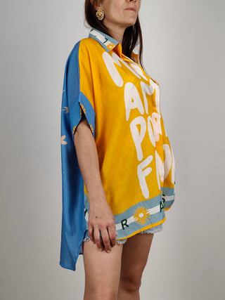Modella indossa Camicia Over More Amor Por Amor