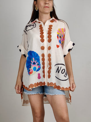 Modella indossa Camicia Over Take Me Away..