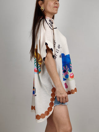 Modella indossa Camicia Over Take Me Away..